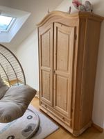 Antiker Schrank aus Holz