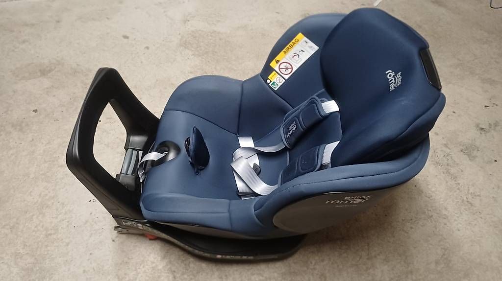 Britax Römer Seggiolini per auto: Britax Römer Dualfix M i-Size – Usato da Oberwil BL venduto da Taeh 3