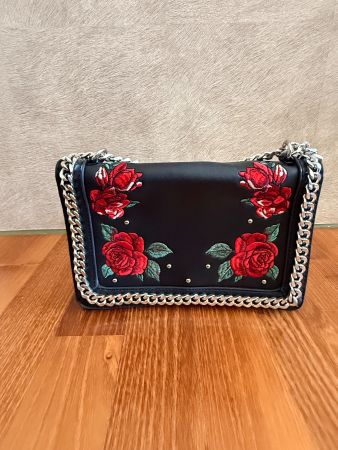 Umhängetasche schwarz mit Rosenstickerei Metallkette
