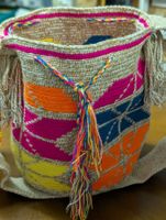 Sac selon technique Wayuu - fond blanc cassé et figures