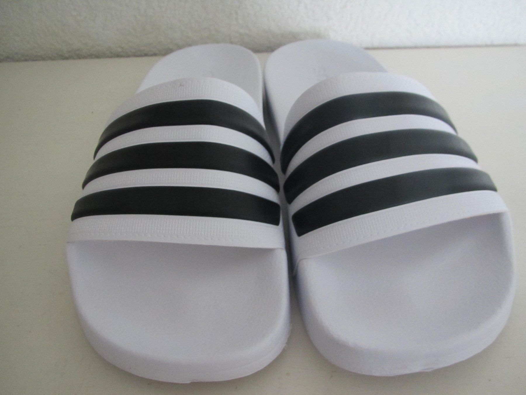 Adidas Herrenschuhe: CHAUSSURES DE BAIN ADILETTEN 42 – Neu (gemäss Beschreibung) aus Murten von Selliot 1
