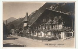 Alte Postkarte Meiringen, Dorfpartie, Kirche im Hintergrund