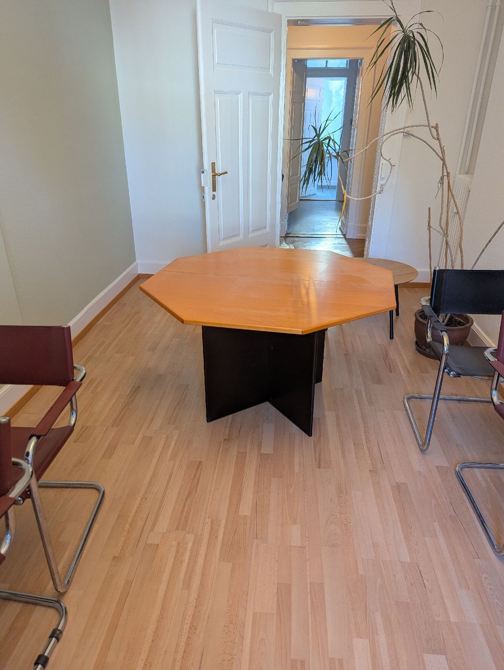 Set de table et chaises: Tisch und 4 Stühle  – D'occasion à St. Gallen par Leaj_spir
