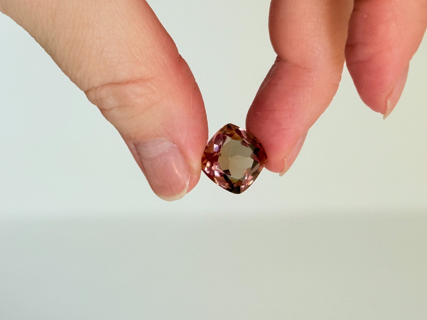 Minerali & Pietre curative: Cushion Cut Multi Color Changing 9.45 Ct – Nuovo e nell'imballaggio originale da Genève venduto da AWWA 4
