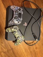 Sony PlayStation 4 Konsole mit zwei Controllern
