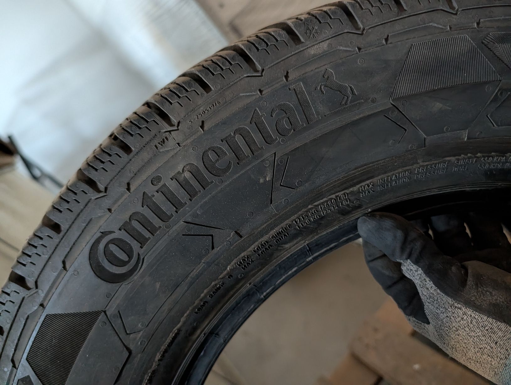 Continental Pneumatici & Ruote complete: 2x Continental VanContact Winter 235/65 R16 C – Usato da La Place (Ayent) venduto da s4c4 2
