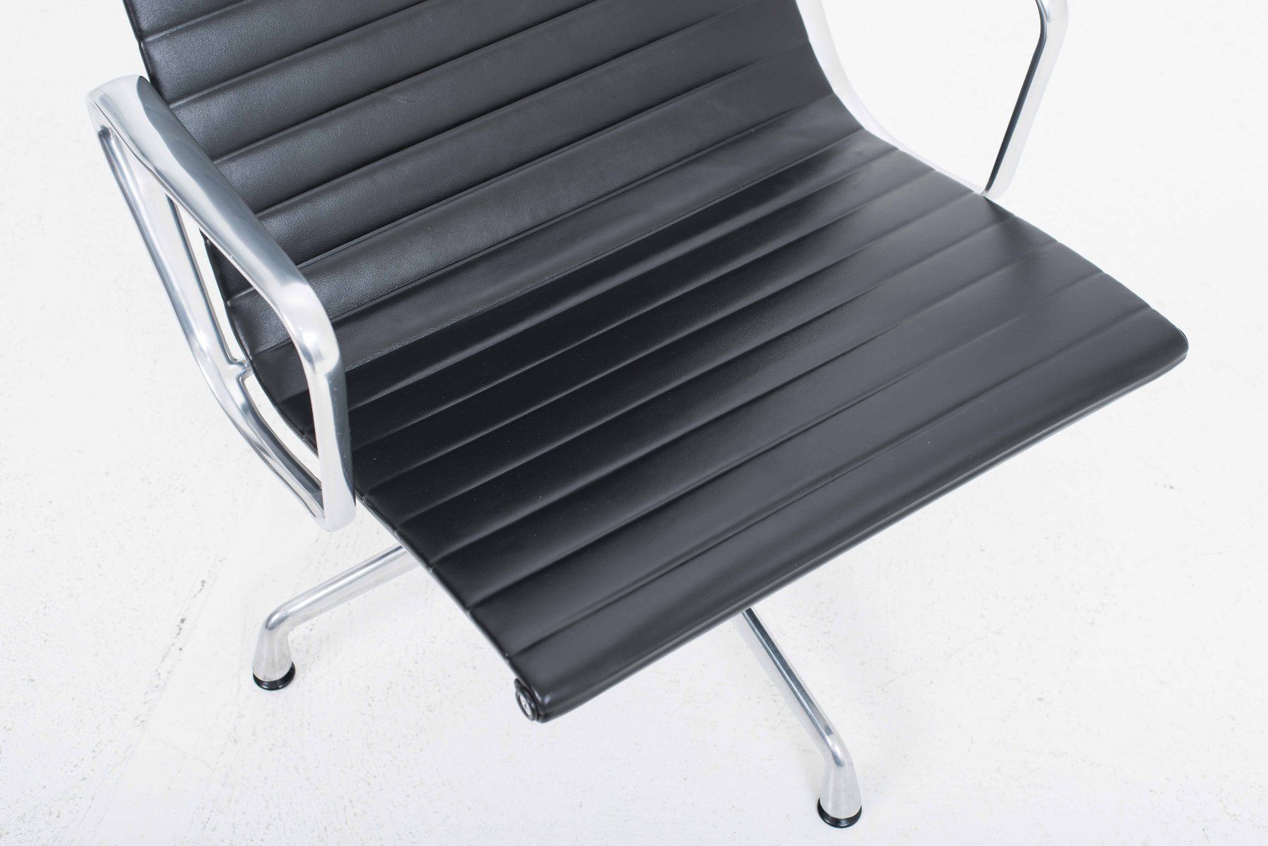 Vitra Poltrone: Vitra EA 124 Sessel von Charles & Ray Eames - Leder Schwarz – Usato da Zürich venduto da STUZH38 5