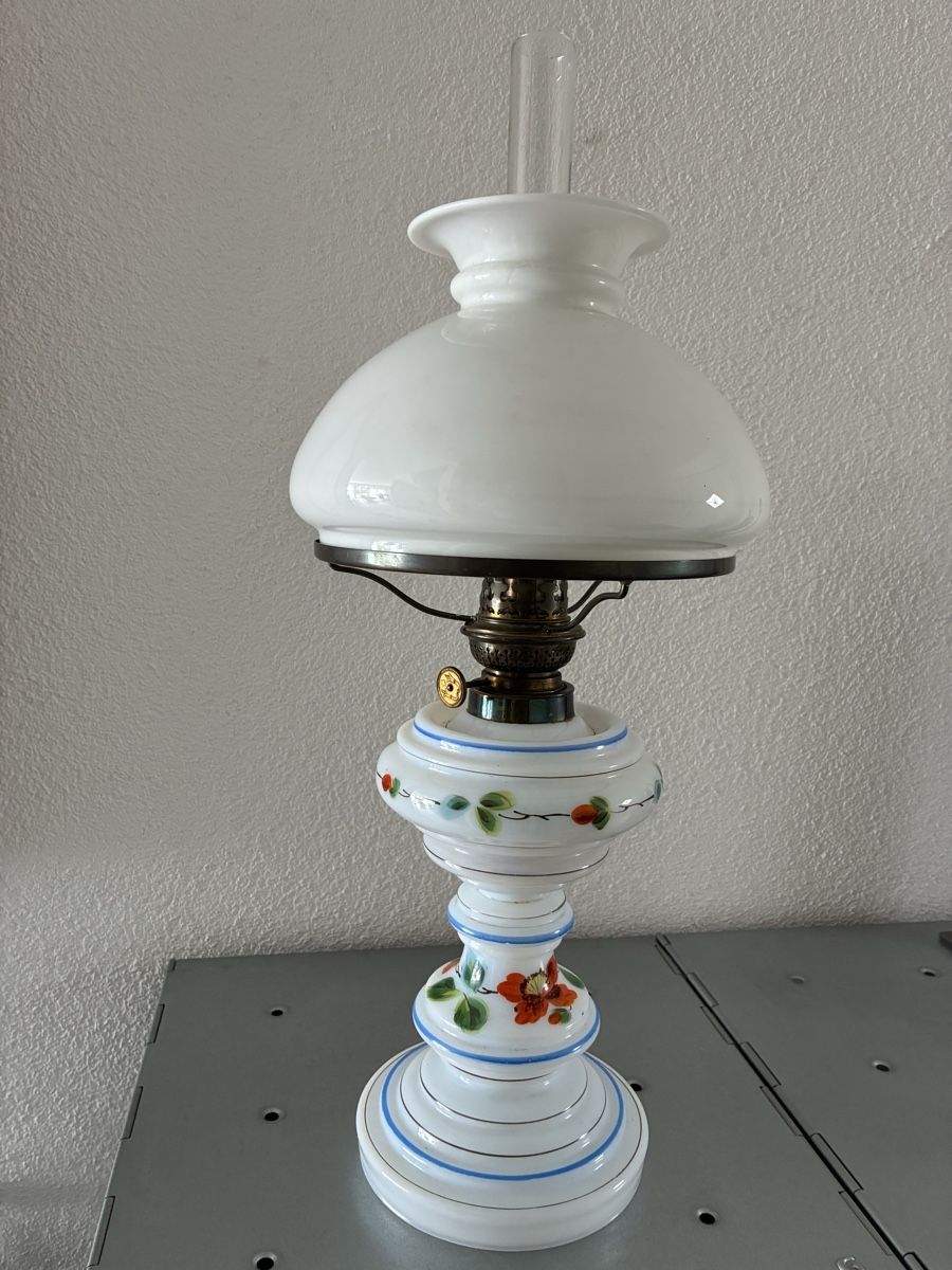 Lampade: Antike Petrollampe, bemalt mit Blumenmuster. – Usato da Bassersdorf venduto da 1Morgenrot