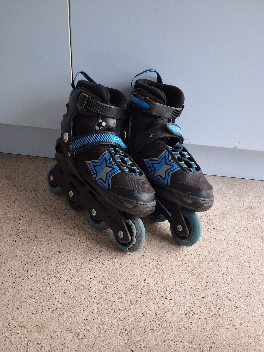 Pattini in linea & Pattini a rotelle: Inlineskates  Gr.37  Schwarz/Blau – Usato da Gipf-Oberfrick venduto da nic_wpq5