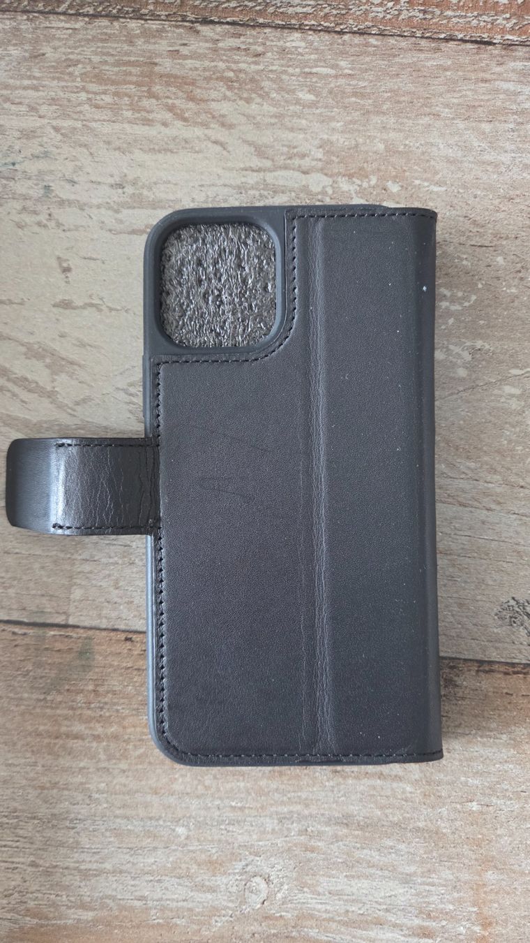 Bugatti Cover & Protezioni schermo: Bugatti iPhone Lederhülle - Neu & Originalverpackt – Nuovo e nell'imballaggio originale da Beringen venduto da JoeyAppenzeller 2