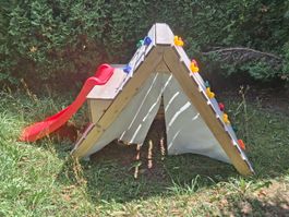 Spielturm mit Kletterwand und Rutsche guter Zustand