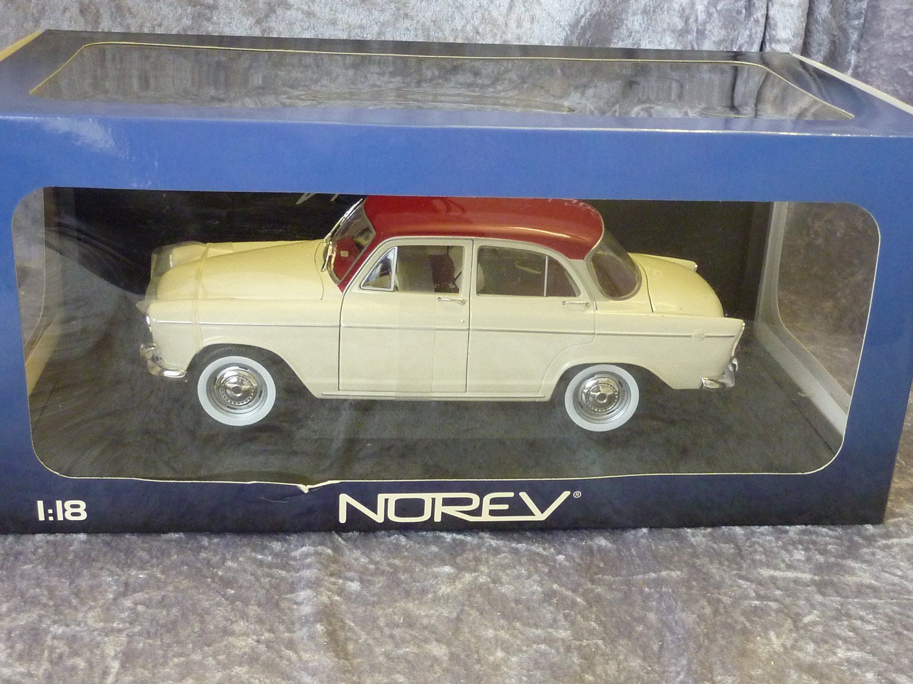 Simca Modellini d'auto: Simca Aronde P60  1:18 – Nuovo e nell'imballaggio originale da Dürrenäsch venduto da modellautos4you