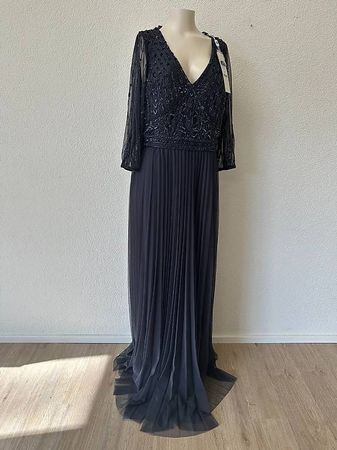 Couture Club Abendkleid mit Paillettenstickerei und Tüllrock