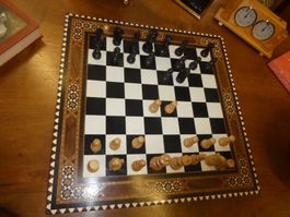 Schachspiel mit Intarsienbrett Holz top - gut erhalten