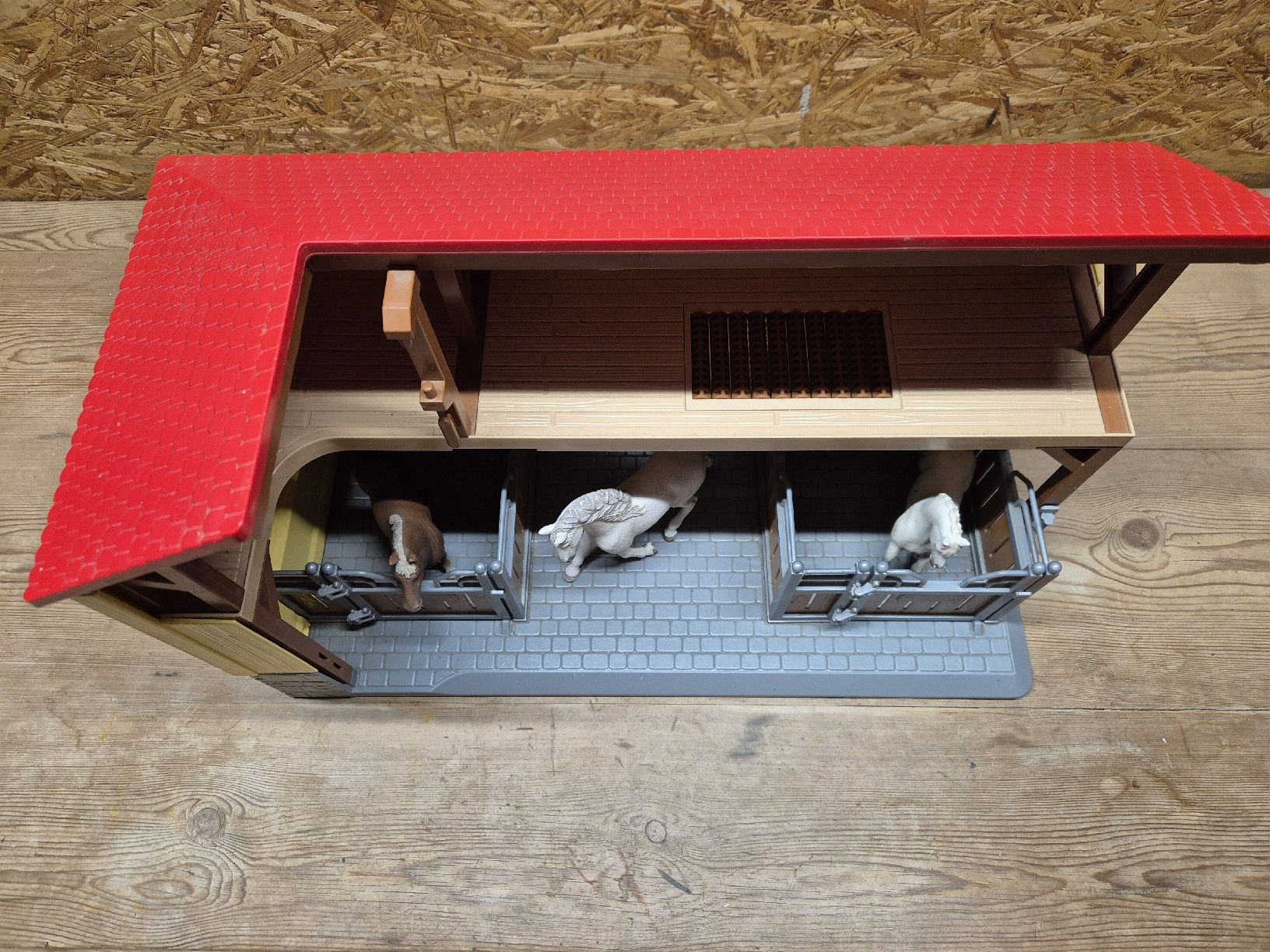 Schleich Giocattoli: Schleich Pferde Stall inkl 3 Pferden – Usato da Meggen venduto da Orrinka20 1