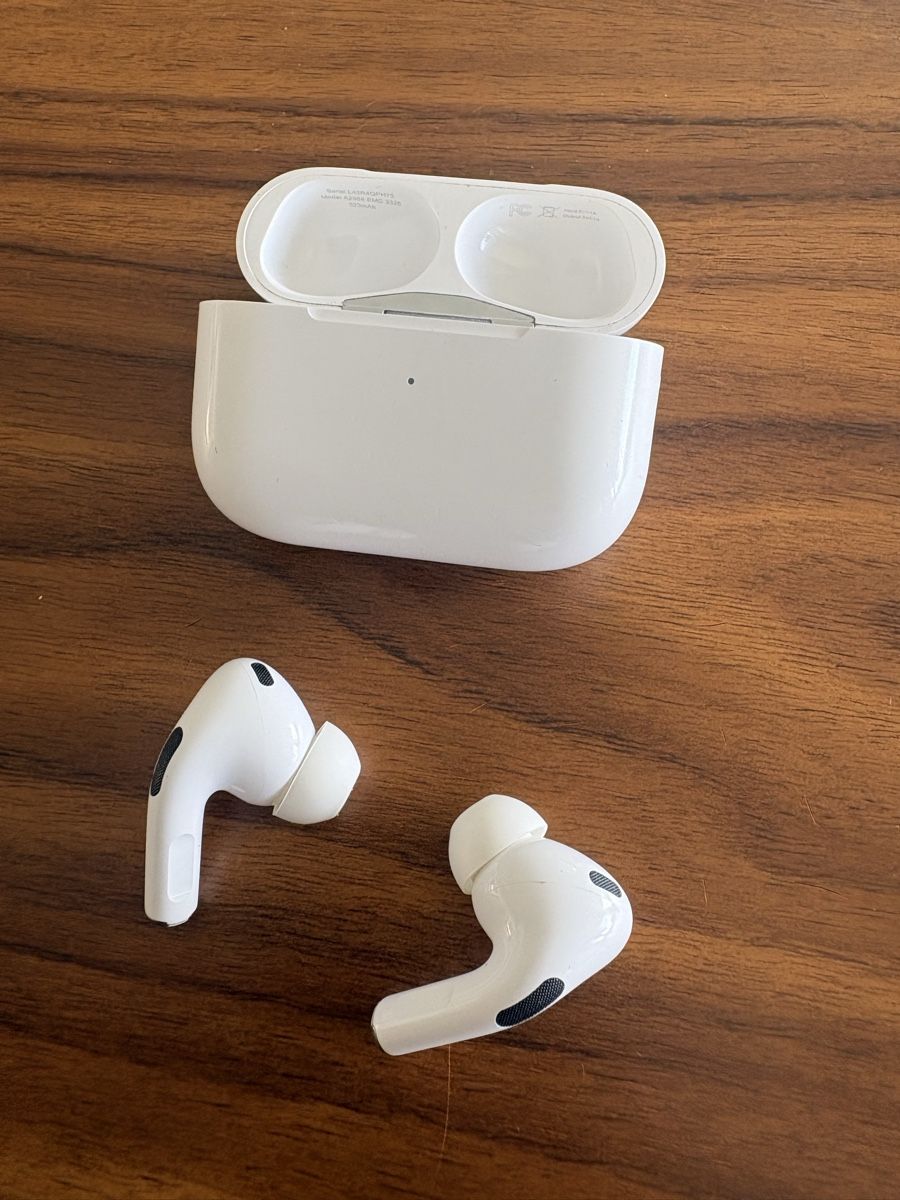 Apple Casques audio: AirPods Pro (2nd generation) – D'occasion à Horgen par avi_g6l8 1