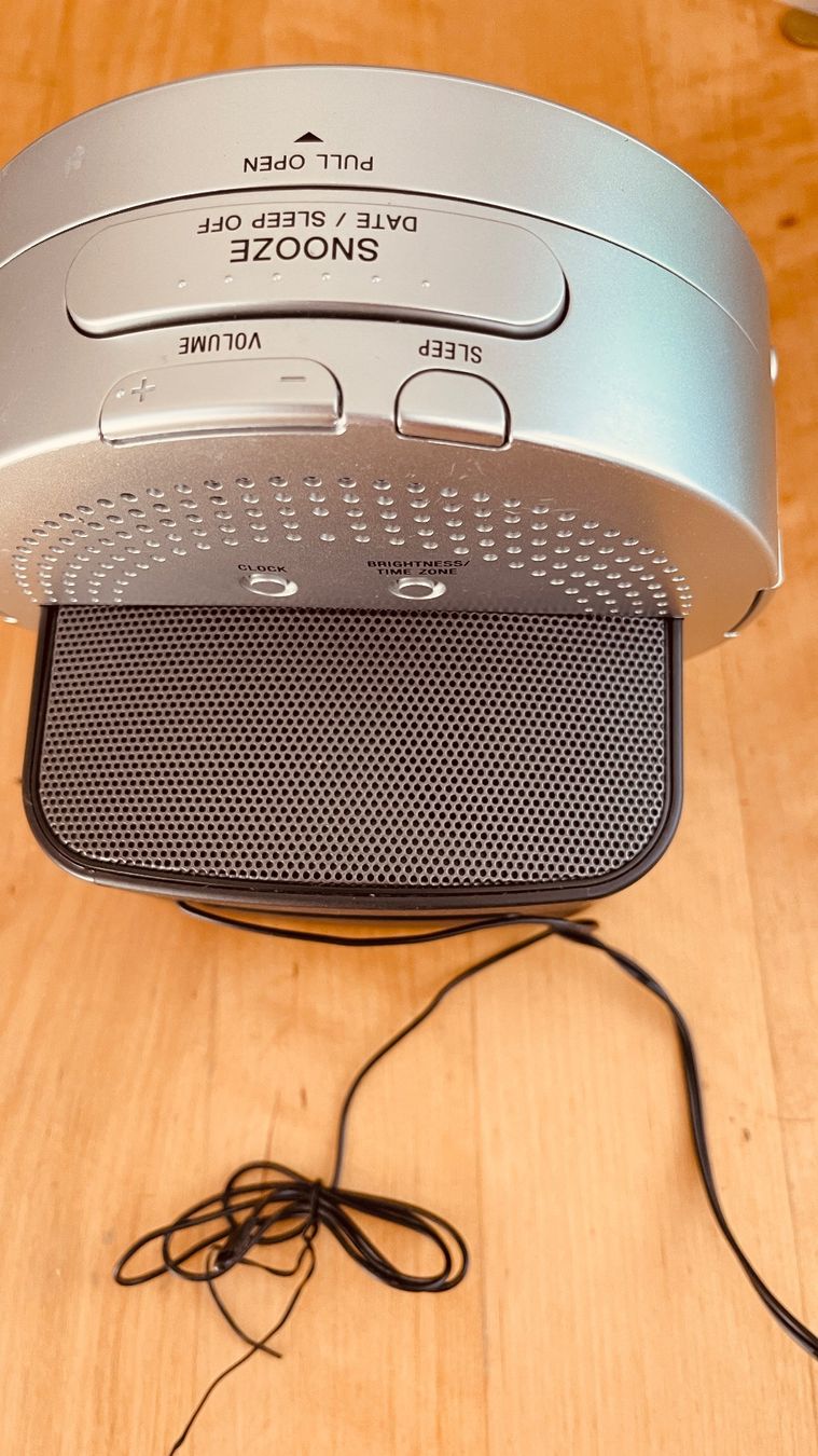 Sony Sveglie: Sony Dream Machine ICF-CD3IP Radiowecker mit CD Player – Usato da Thun venduto da BanjoDan 1