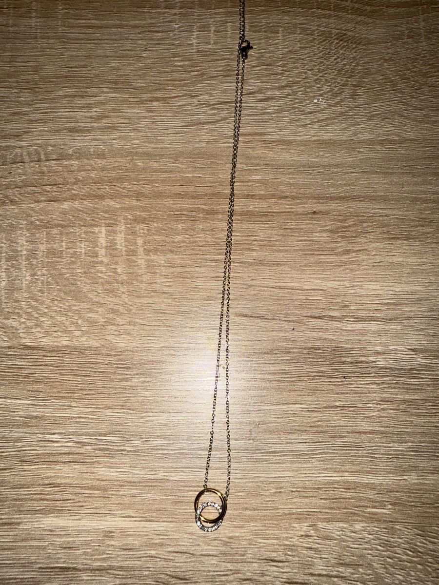Catenine: Halskette mit zwei ineinander verschlungenen Ringen. – Nuovo (secondo la descrizione) da Hochdorf venduto da a.patricia