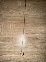Halskette mit zwei ineinander verschlungenen Ringen.