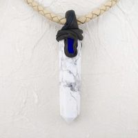 Magnesit Steinanhänger mit eingefasstem Lapislazuli