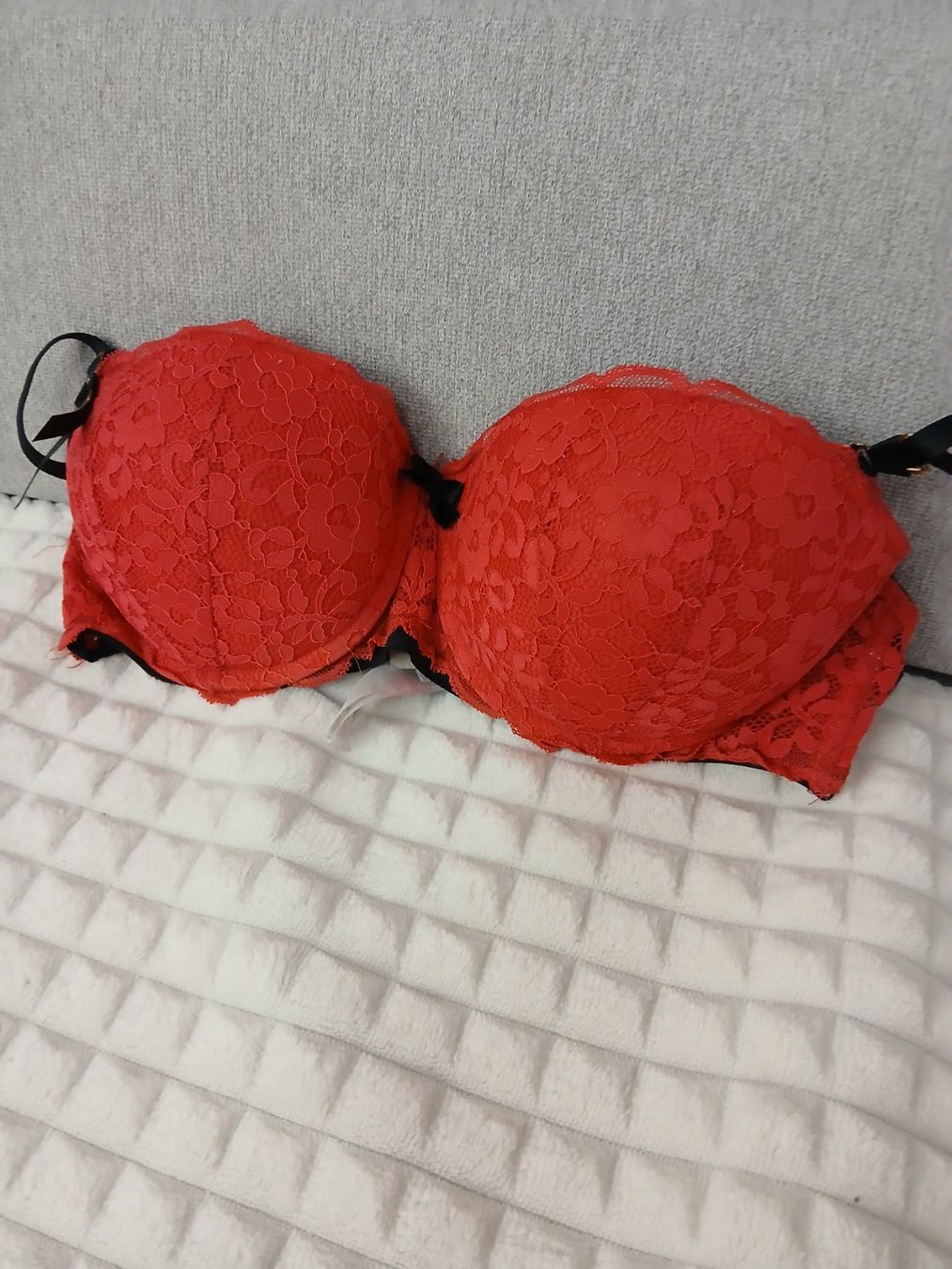 Altra biancheria intima: Roter Spitzen-BH Grösse 85C-Push-up – Usato da Glattbrugg venduto da fin_66d8 3