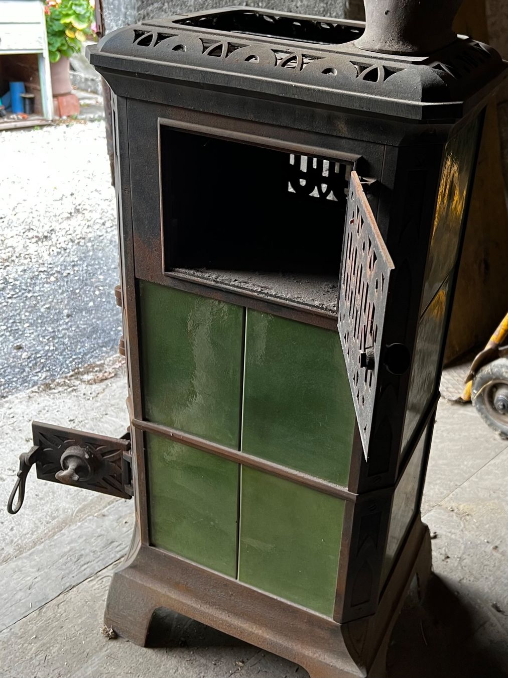 Altri mobili d'antiquariato: Kachelofen / Gussofen – Usato da Jenins venduto da Urzi0 1