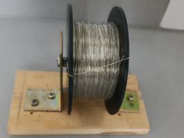 Wabendrahtabroller mit Drahtrolle