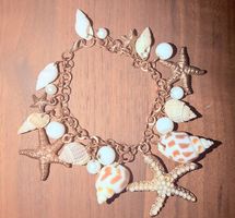 Sommerliches Armband mit Muscheln und Seesternen, Goldig