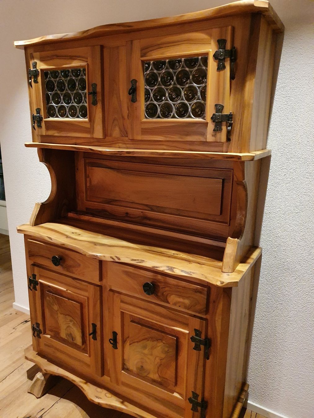 Credenze: Engadiner Buffet aus schweizer Nussbaum – Usato da Einsiedeln venduto da M.Aurel
