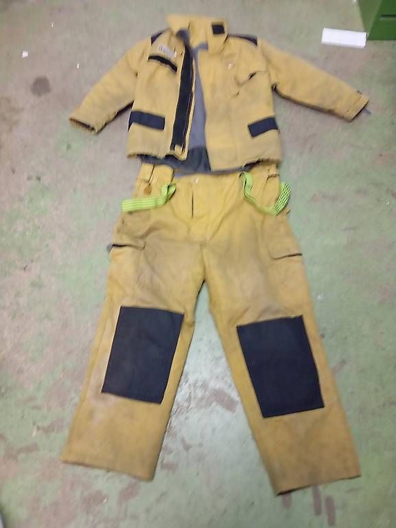 Uniformi: Feuerwehr Schutz Kleidung – Usato da Basel venduto da Petergunn
