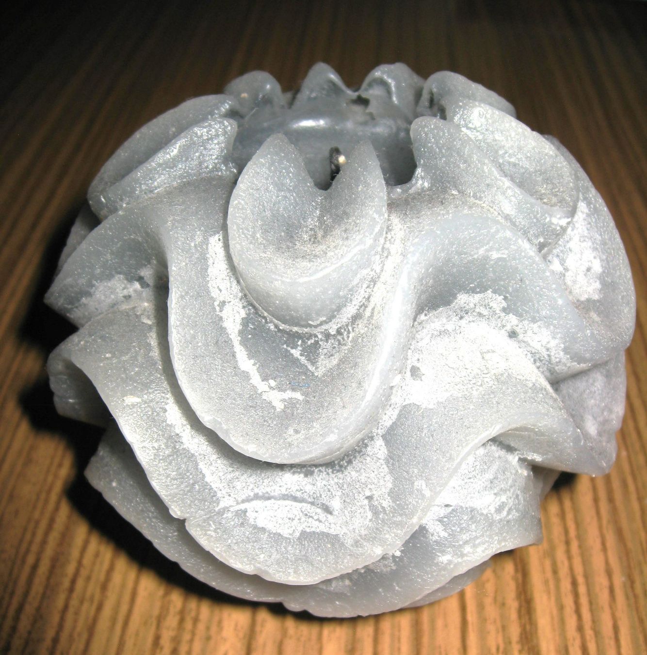 Candele: Kerze rund Kugel mit Wellenmuster grau – Usato da Flüelen venduto da Diversicum-Shop