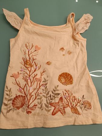 Neues Shirt 122 mit Applikationen und Glitzer