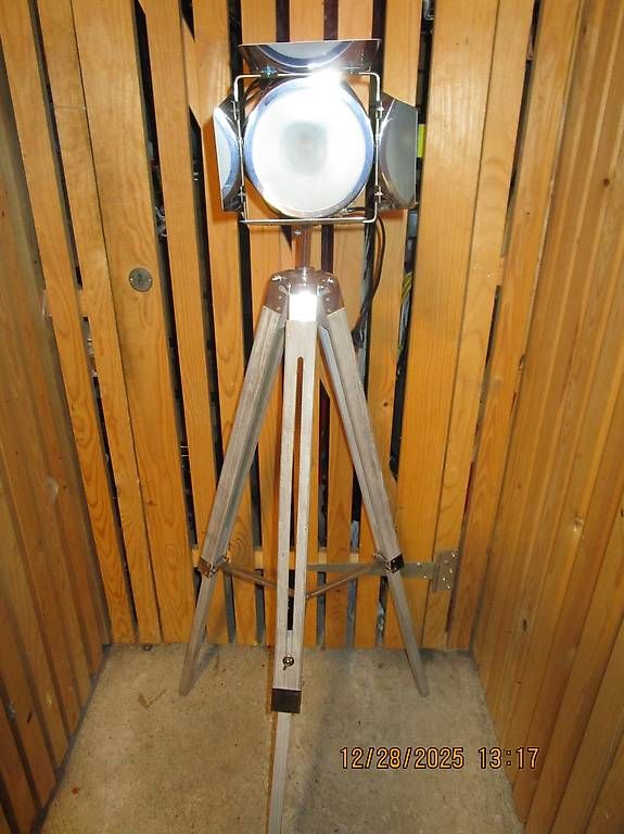 Lampade: lampe projecteur avec trépied – Usato da Clarens venduto da krampou 4