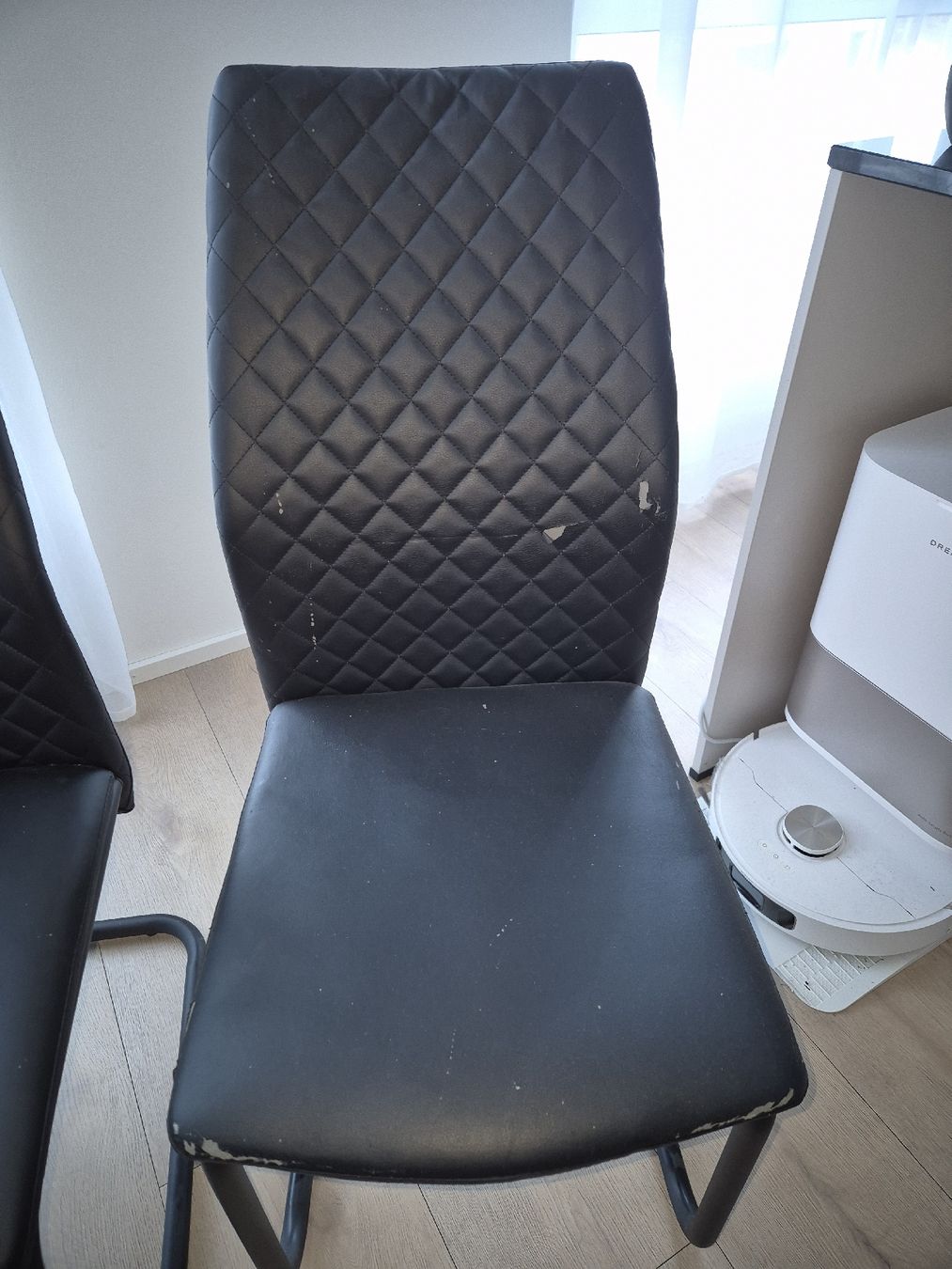 Stühle: 4 Stühle, schwarz, Kunstleder, Gebrauchsspuren. – Gebraucht aus Bürglen TG von Isa_x4 2