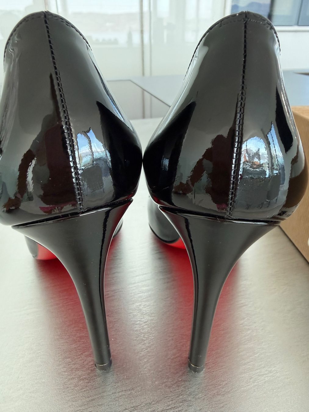 Christian Louboutin Damenschuhe: LOUBOUTIN 10 CM noir vernis 37 – Gebraucht aus RICHTERSWIL von mftjt63 2