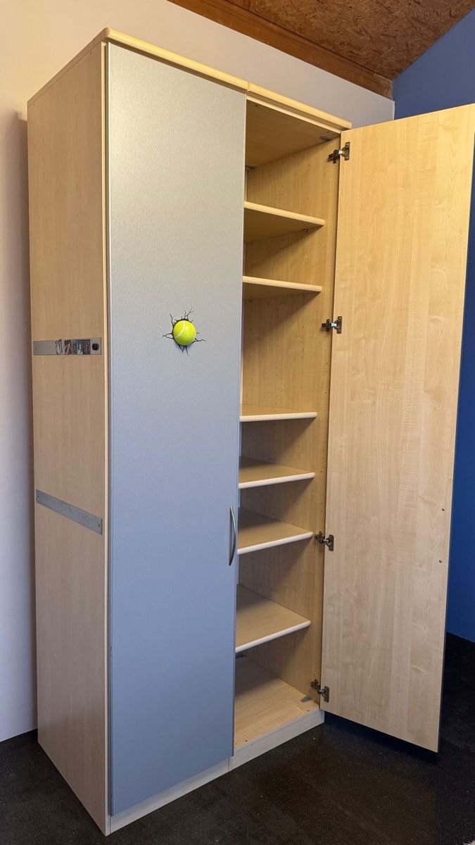 Schränke: Hoher Kleiderschrank (242cm) - abgebaut – Gebraucht aus Ramlinsburg von Meeliinaa 3