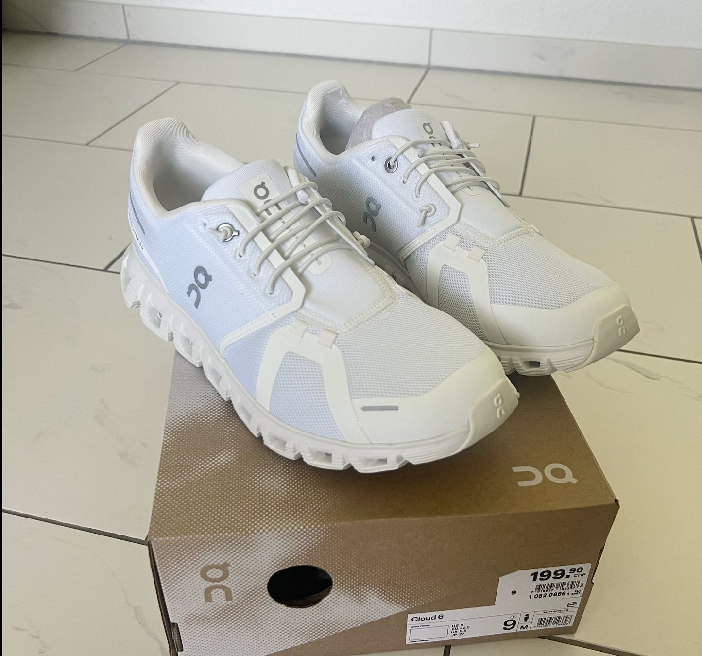 On Chaussures hommes: On Cloud 6 - Weiss 42.5 Herren Sneaker – Neuf avec emballage d'origine à Rüfenacht BE par RnR98