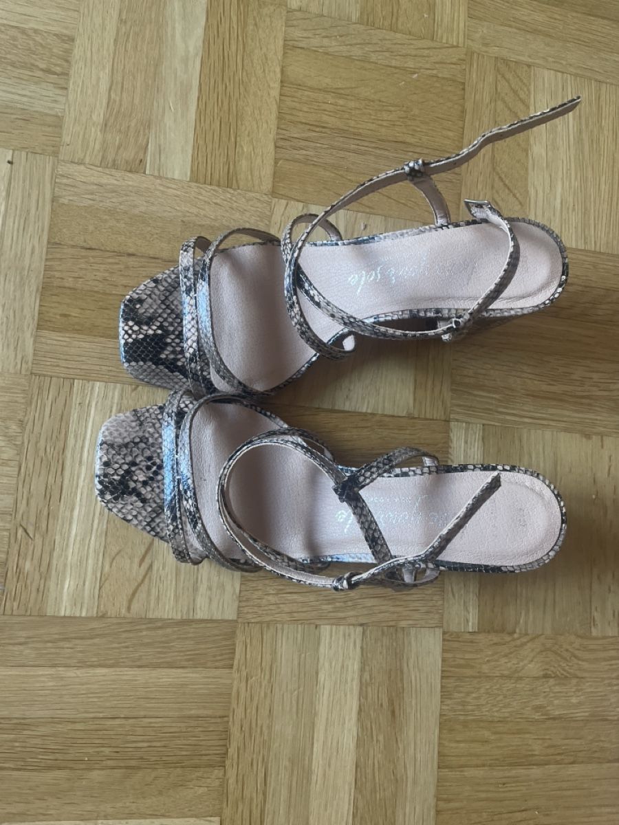 New Look Damenschuhe: Sandalen blockheels Schlangenprint – Gebraucht aus Oberwil b. Zug von gone_minimal 1