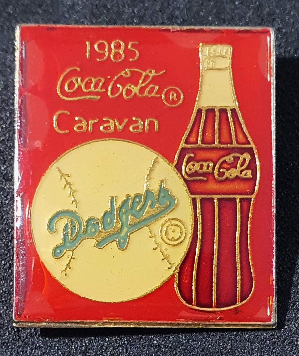 Plaketten & Abzeichen: BB703 - Pin Coca Cola Coke Flasche 1985 Caravan Dodgers – Gebraucht aus Reinach BL von Boston-Verkauf