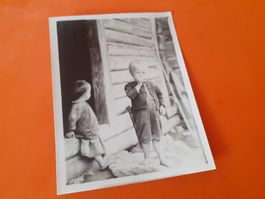 SCHWIIZER CHIND DAZUMAL - ZWEI CHLYNI BUEBE uf der ALP