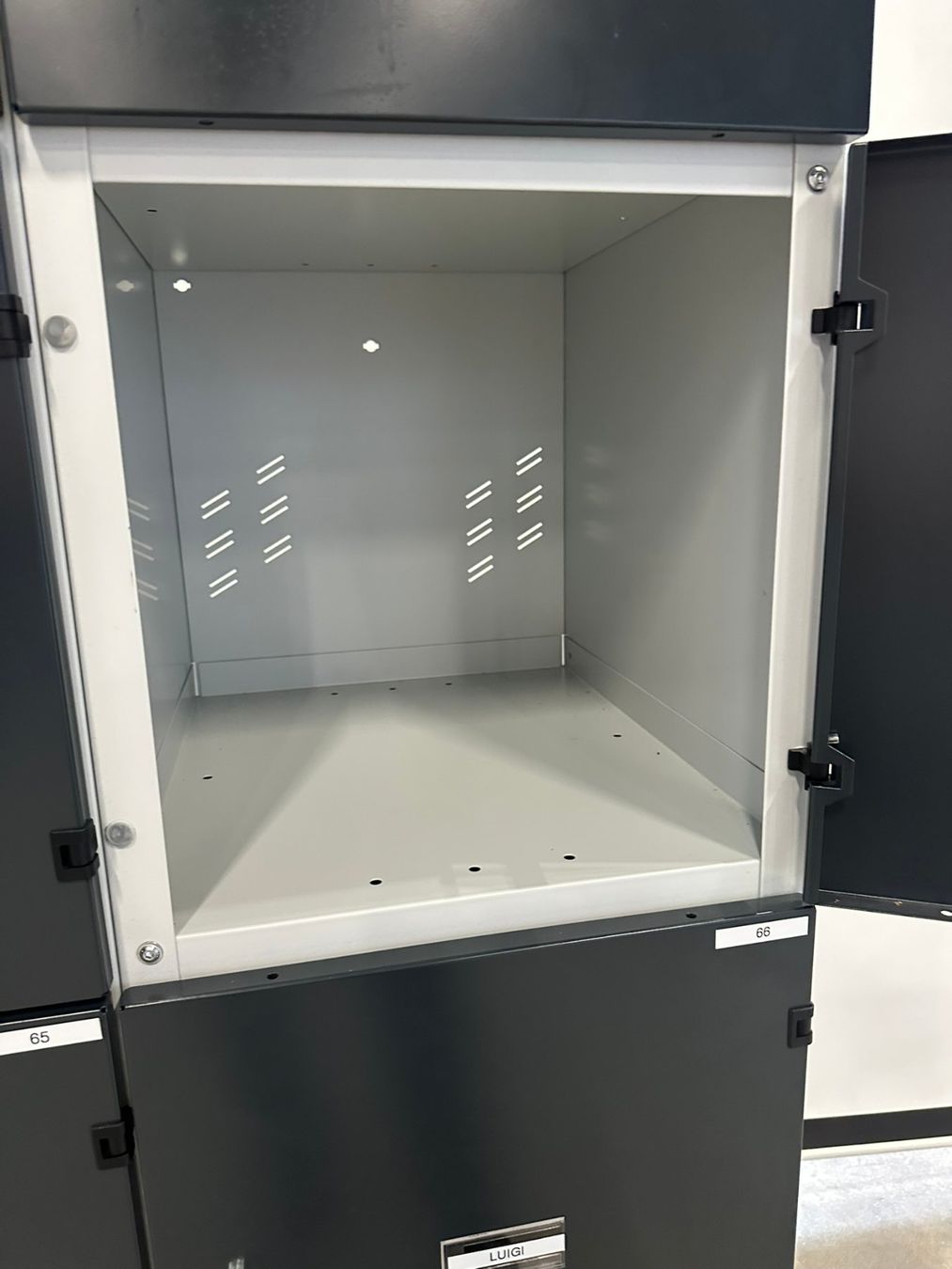Armadi: Vestiaire Garant – Usato da La Chaux-de-Fonds venduto da Greub_Machines 2