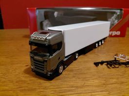 Herpa Scania CS grau/silber mit Kühlauflieger 1.87