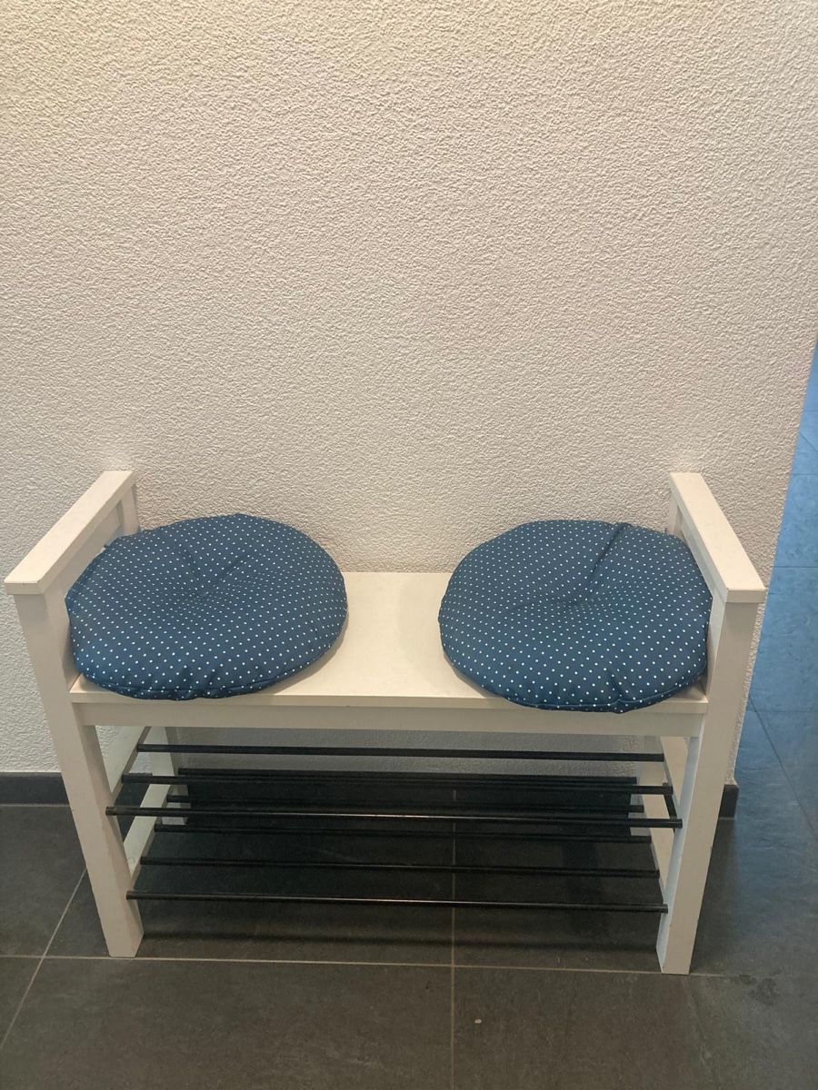 Panchine: Petit banc à chaussures avec coussin. – Usato da Le Landeron venduto da AlessioU