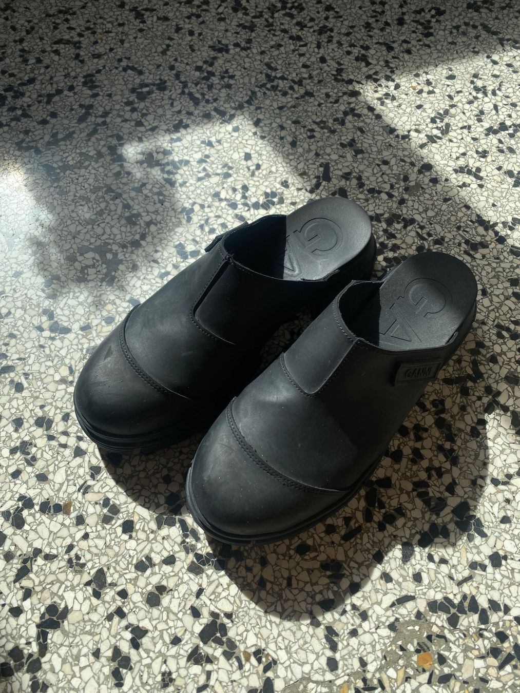 Ganni Damenschuhe: Ganni City Rubber Mules Clogs schwarz – Gebraucht aus Zürich von yokoko 3