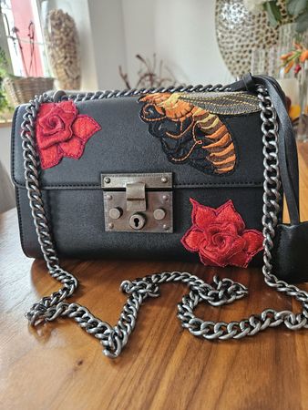 Schwarze Handtasche mit Rosen und Biene, neuwertig!
