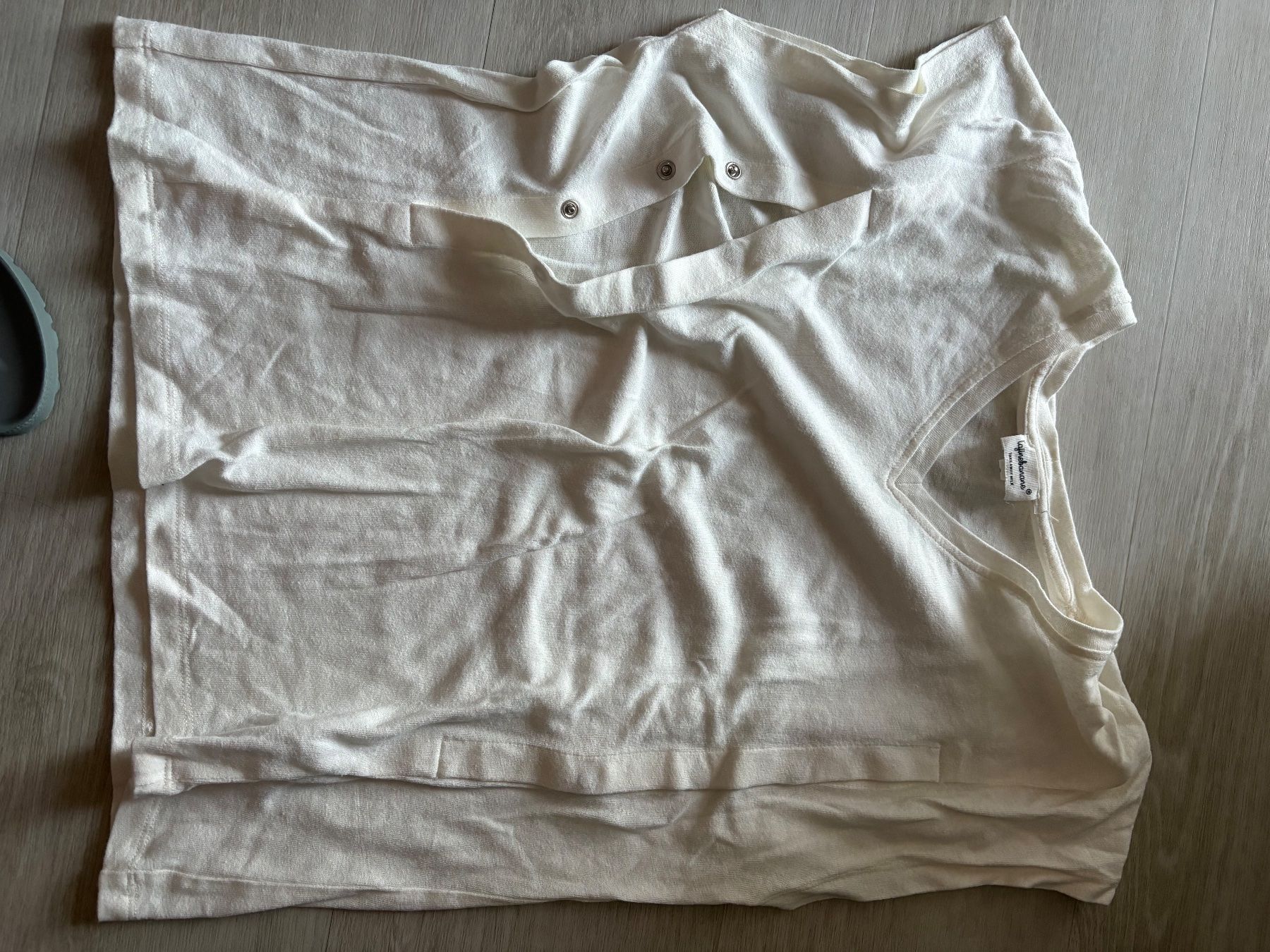 Lots de vêtements: Luftige Shirts mit Stillöffnungen – D'occasion à Ganterschwil par crt_8h66 1