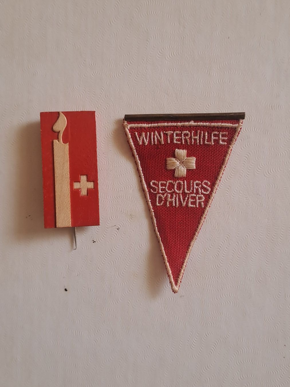 Plaquettes & Badges: Insignes Secours d'hiver  suisse – D'occasion à LAUSANNE par KWEW