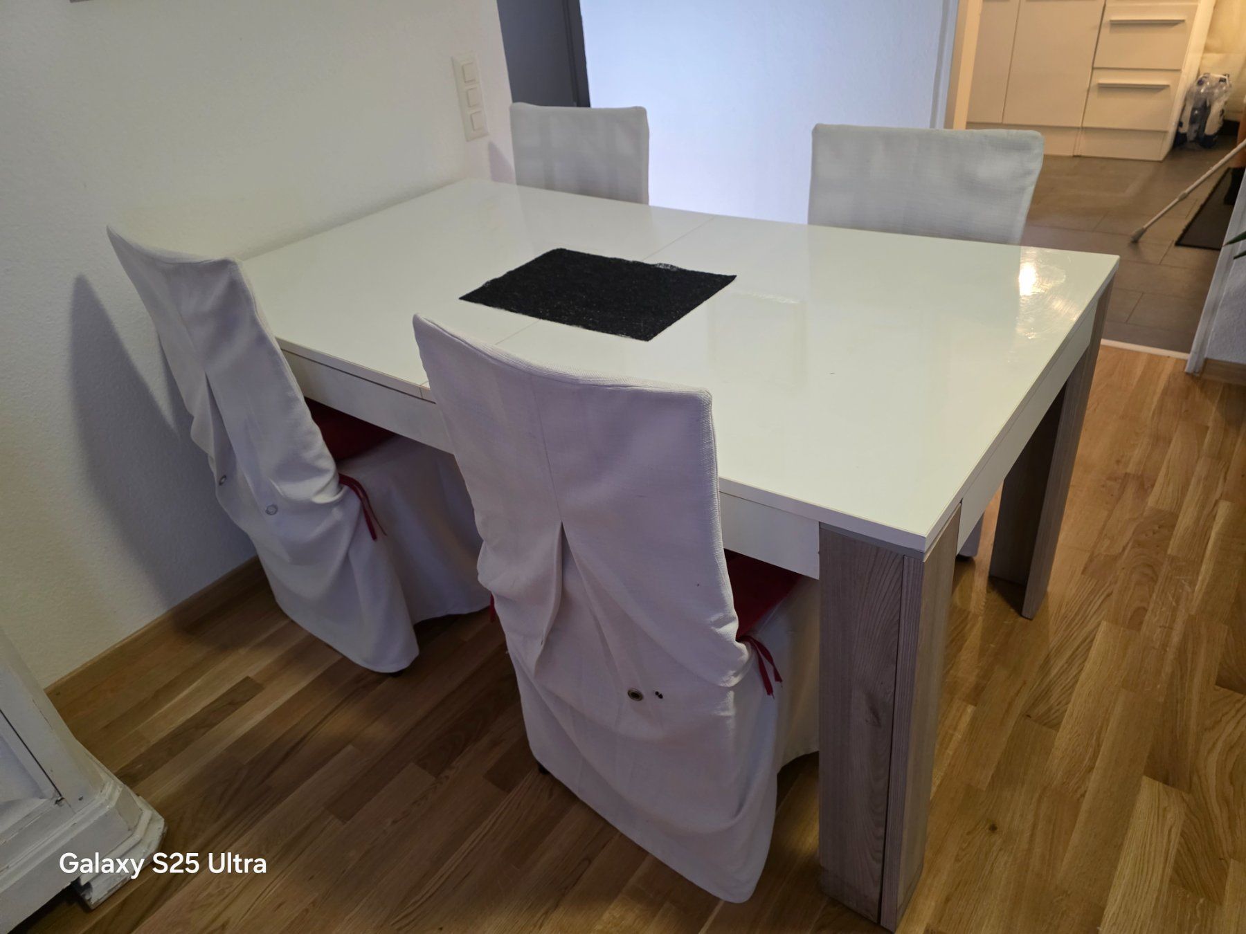 Tische: A VENDRE BELLE TABLE Avec rallonge – Gebraucht aus Neuchâtel von Futuro2015