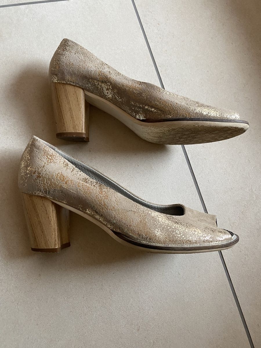 Chaussures femmes: Schuhe Gold – D'occasion à Eglisau par Lara0 1