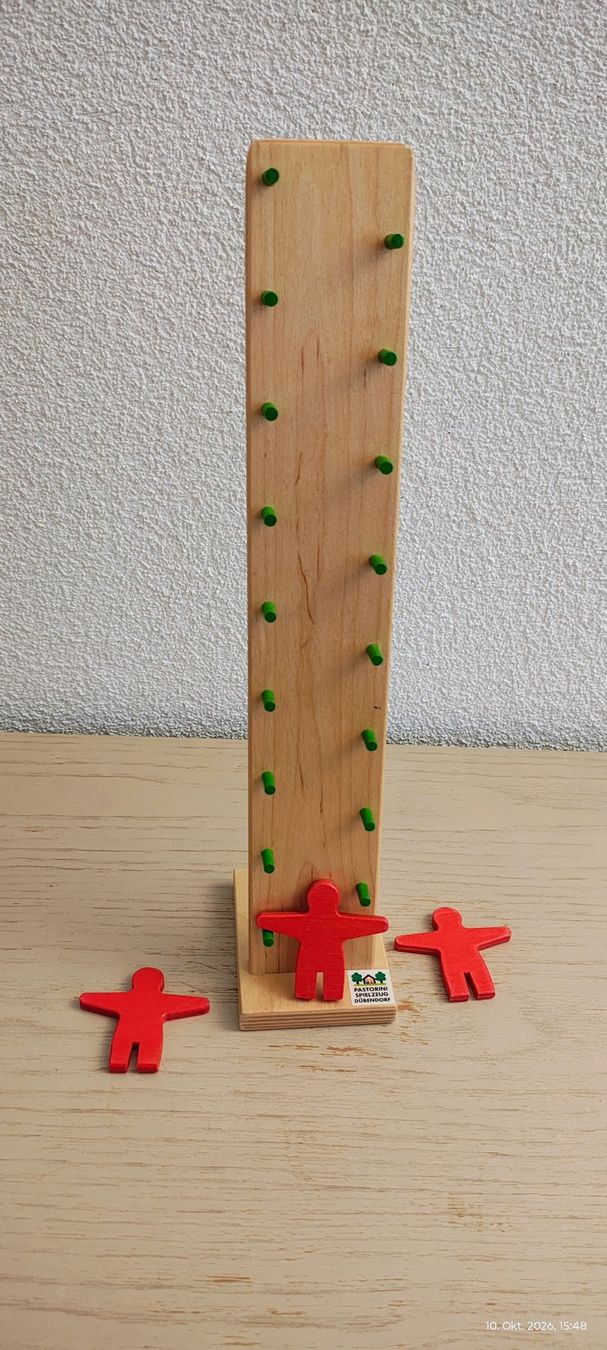 Spielzeuge: Klabastermännchen mit roter Figur – Gebraucht aus Bülach von Surbetone 1